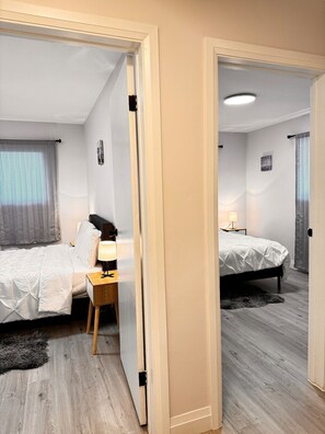 3 عدّة غرف نوم ومكواة/لوح كي وخدمة الإنترنت وملاءات أسرّة