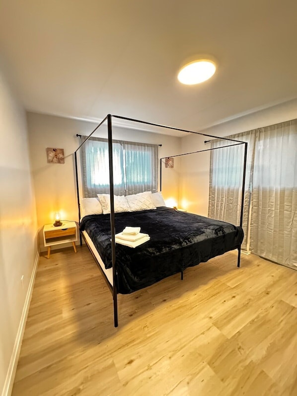 3 habitaciones, tabla de planchar con plancha, internet y ropa de cama 