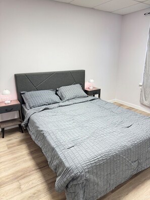 2 chambres, fer et planche à repasser, accès à Internet, literie fournie