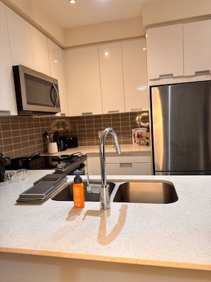 Kühlschrank, Mikrowelle, Ofen, Herdplatte