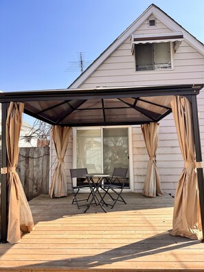 Outdoor dining - The Bachelor Suite at Stanley/Kitchenette&Backyard (Windsor)