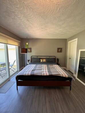 1 bedroom, iron/ironing board, Internet, bed sheets - The Bachelor Suite at Stanley/Kitchenette&Backyard (Windsor)