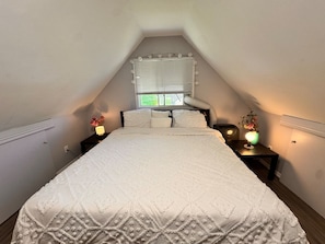 4 bedrooms, iron/ironing board, Internet, bed sheets