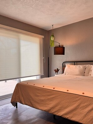 4 bedrooms, iron/ironing board, Internet, bed sheets - Convenient Family Home in Remington Park (Windsor)