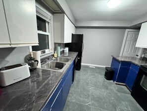 Fridge, microwave, oven, stovetop - Convenient Family Home in Remington Park (Windsor)