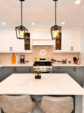 Fridge, microwave, oven, stovetop - The Glorious Glidden Stunner / 5bd 4bth with Patio (Windsor)