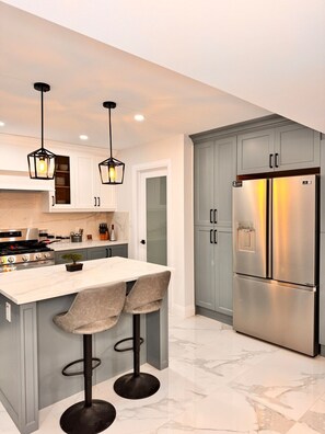 Fridge, microwave, oven, stovetop - The Glorious Glidden Stunner / 5bd 4bth with Patio (Windsor)