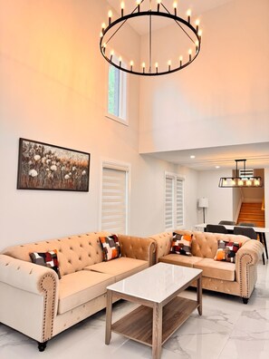 TV - The Glorious Glidden Stunner / 5bd 4bth with Patio (Windsor)