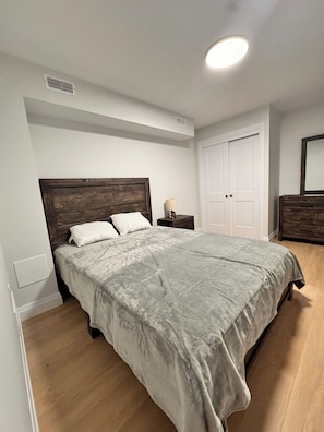 2 bedrooms, internet, bed sheets - The Basement@Glidden/2bd 1bath walkout to backyard (Windsor)