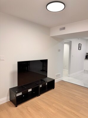 Interior - The Basement@Glidden/2bd 1bath walkout to backyard (Windsor)