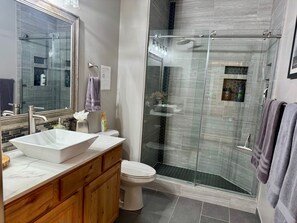 Shower, jetted tub, hair dryer, towels - Cozy Mountain Retreat in Torreon. (Show Low)