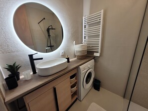 Chuveiro, secador de cabelo, toalhas de banho, sabonete