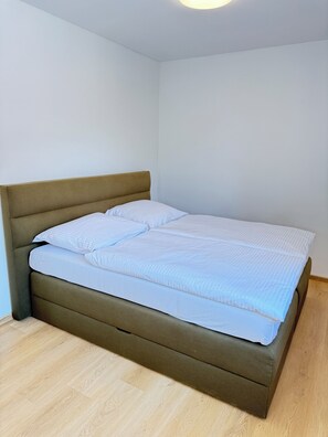 1 quarto, ferros/tábuas de passar roupa, acesso à internet