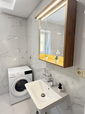 Secador de cabelo, toalhas de banho, sabonete, papel higiênico