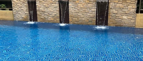 Una piscina al aire libre (de 09:00 a 20:00), tumbonas