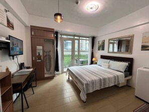 Estudio Deluxe, 1 cama de matrimonio, balcón, vistas a la ciudad | Edredones de plumas, decoración individual, mobiliario individual