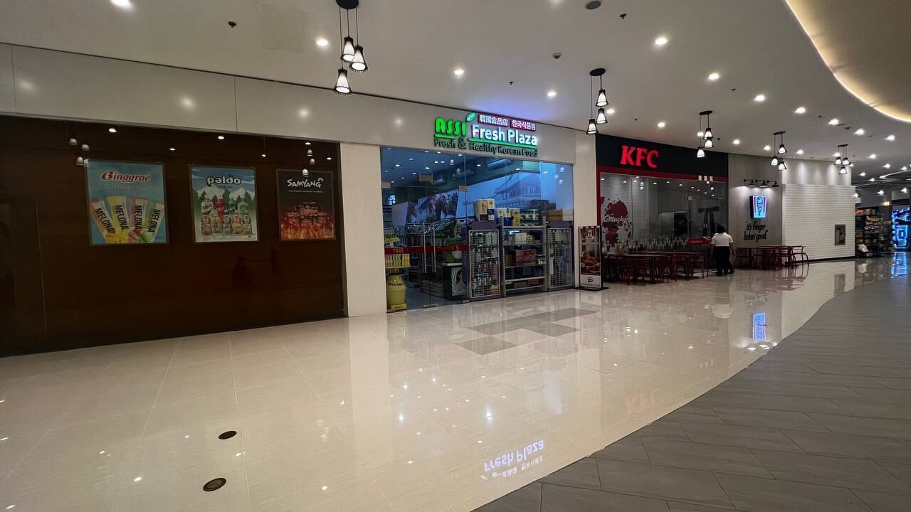 A clean, modern shopping area with a KFC and a Fresh & Healthy Plaza.