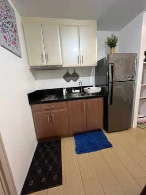 Monolocale comfort, 1 letto matrimoniale, vista città | Angolo cottura privato | Frigorifero, microonde, forno, piano cottura