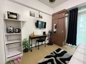 Monolocale comfort, 1 letto matrimoniale, vista città | Area soggiorno | Smart TV 42 pollici con canali via cavo