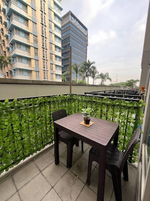 Estúdio conforto, 1 cama de casal, vista para a cidade | Sacada