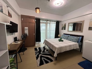 Deluxe Studio, 1 Queen Bed, Balcony, City View | Hypo-allergenic bedding, down comforters, individually decorated