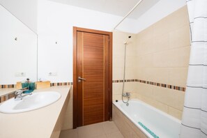 Douche, sèche-cheveux, serviettes fournies