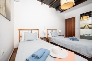 3 chambres, fer et planche à repasser, Wi-Fi, draps fournis