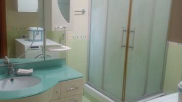 Secadora de cabello, bidet, toallas, papel de baño