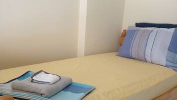 2 habitaciones, tabla de planchar con plancha, wifi y ropa de cama