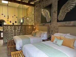 Une chambre d’hôtel avec deux lits, un grand miroir et des panneaux décoratifs sur les murs.