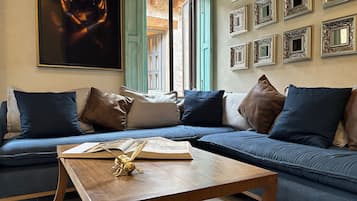 Deluxe appartement | Woonruimte | Een 55-inch ledtelevisie met digitale zenders