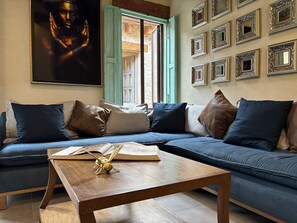 Deluxe Apartment | Living area | 55-inch LED TV with digital channels - Castello di Carlo - Carlo Magno III (Val'Quirico)