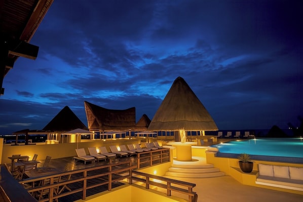 2 outdoor pools, sun loungers