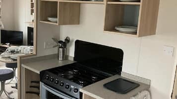 Lemari es, microwave, oven, dan kompor