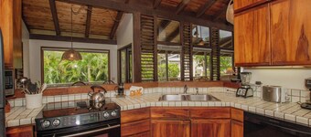 Beautiful 6 bedroom for 14 ocean view Hanalei Bay home!
