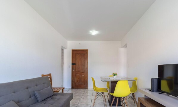 Basic Apartment | Living area | TV - Cozy apt in Capoeiras Rmc203 (Florianópolis)