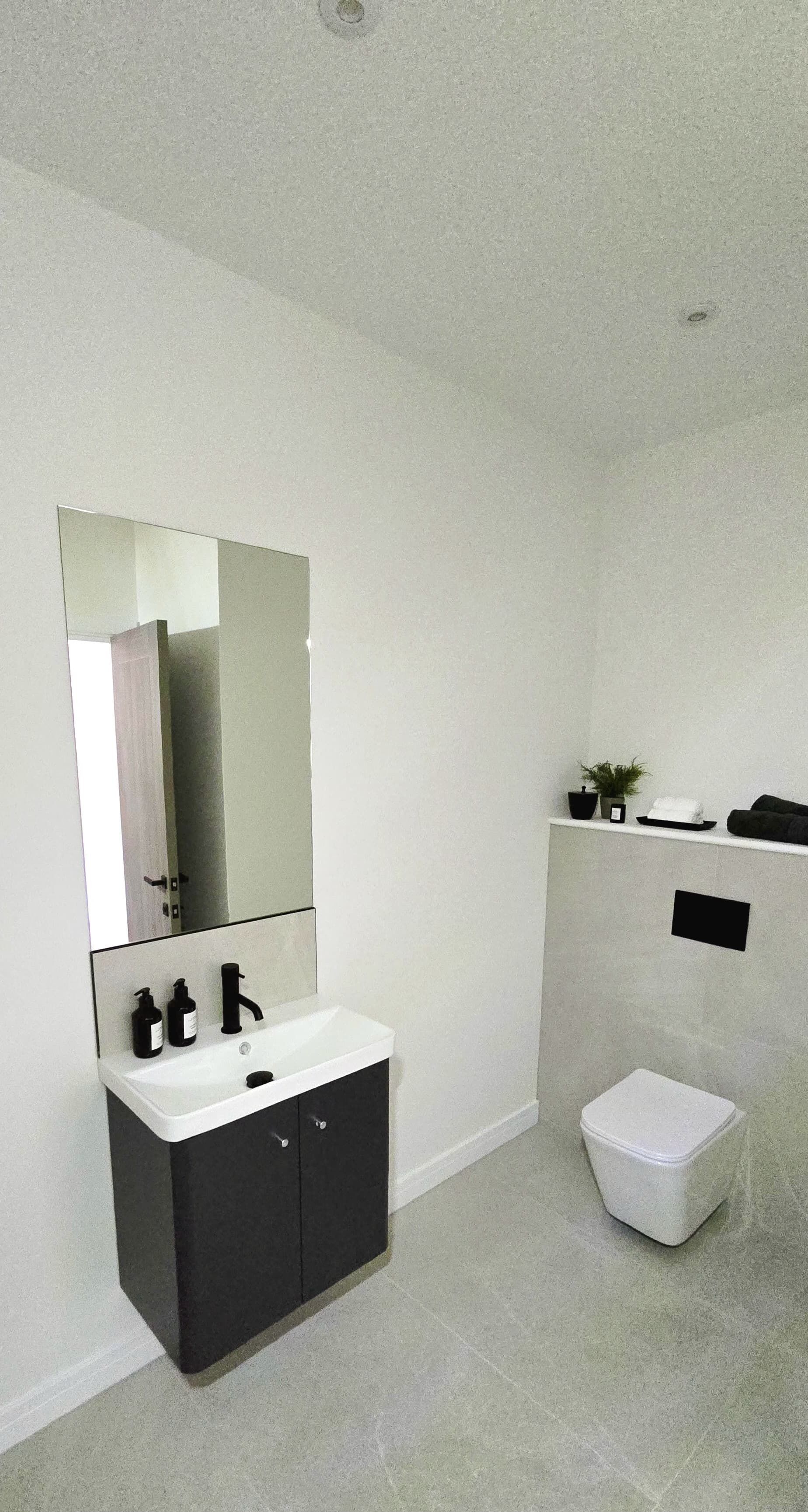 Haartrockner, Handtücher, Seife, Toilettenpapier