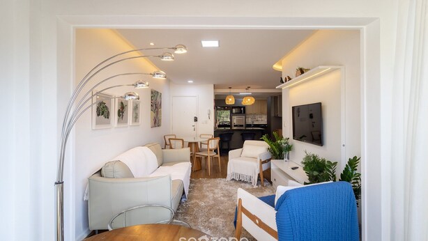 A modern living room with a sofa, chairs, a dining table, and a kitchen in the background. - Beautiful 2 Bedroom Apartment in Itacorubi Rlz0301 (Florianópolis)