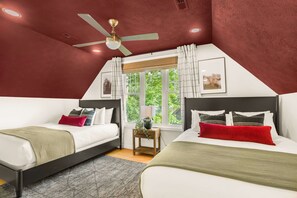 6 Schlafzimmer, Schreibtisch, Bügeleisen/Bügelbrett, Reisekinderbett