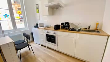 Fridge, oven, coffee/tea maker, toaster