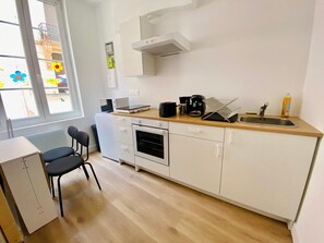 Een koelkast, een oven, een koffiezetapparaat/waterkoker