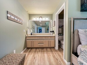 3 chambres, bureau, fer et planche à repasser, lit parapluie