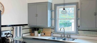 Serene bungalow with AC, Bathtub & Modern Amenities in Evansville
