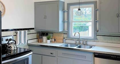 Serene bungalow with AC, Bathtub & Modern Amenities in Evansville