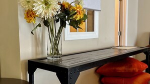 A room with a table, a vase with flowers, and a window. - Beautiful 2-bed Garden Lake Apartment, w/ Hot Tub, BBQ, Boat, Parking, Buchanan (Buchanan)