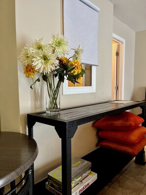 Interior - Beautiful 2-bed Garden Lake Apartment, w/ Hot Tub, Wood Stove, Parking, Buchanan (Buchanan)