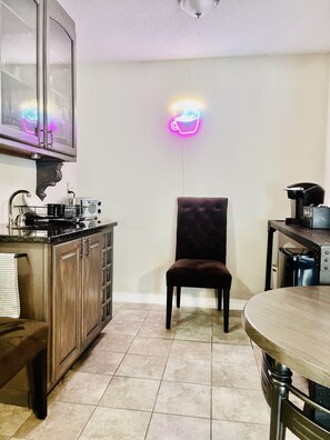 Interior - Beautiful 2-bed Garden Lake Apartment, w/ Hot Tub, BBQ, Boat, Parking, Buchanan (Buchanan)