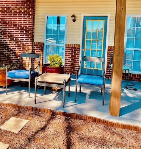 Beautiful 2-bed Garden Lake Apartment, w/ Hot Tub, Wood Stove, Parking, Buchanan