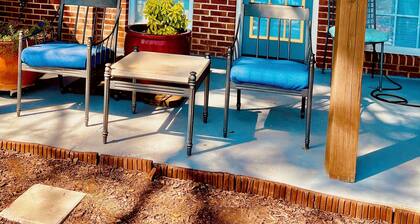 Beautiful 2-bed Garden Lake Apartment, w/ Hot Tub, Wood Stove, Parking, Buchanan