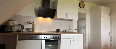 ثلاجة، ميكروويف، فرن، موقد طهي مسطح